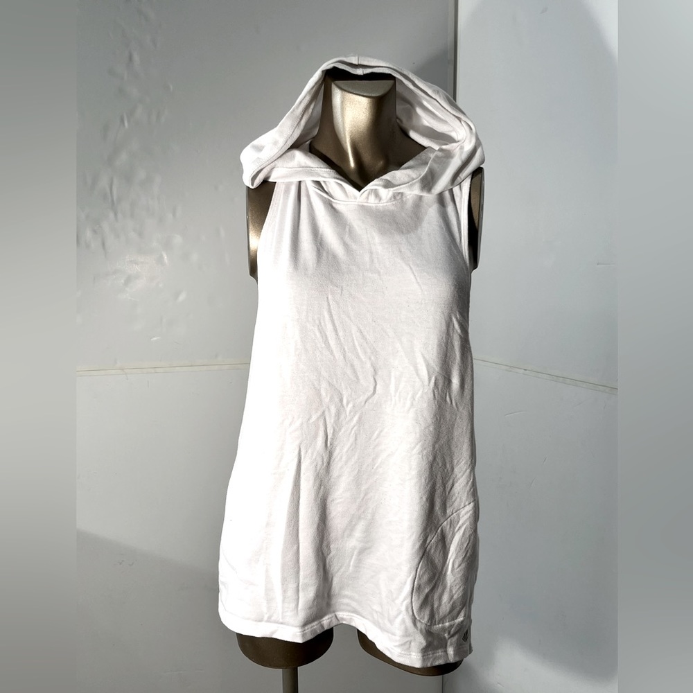 Super cute, hooded, white workout muscle shirt with pockets size L